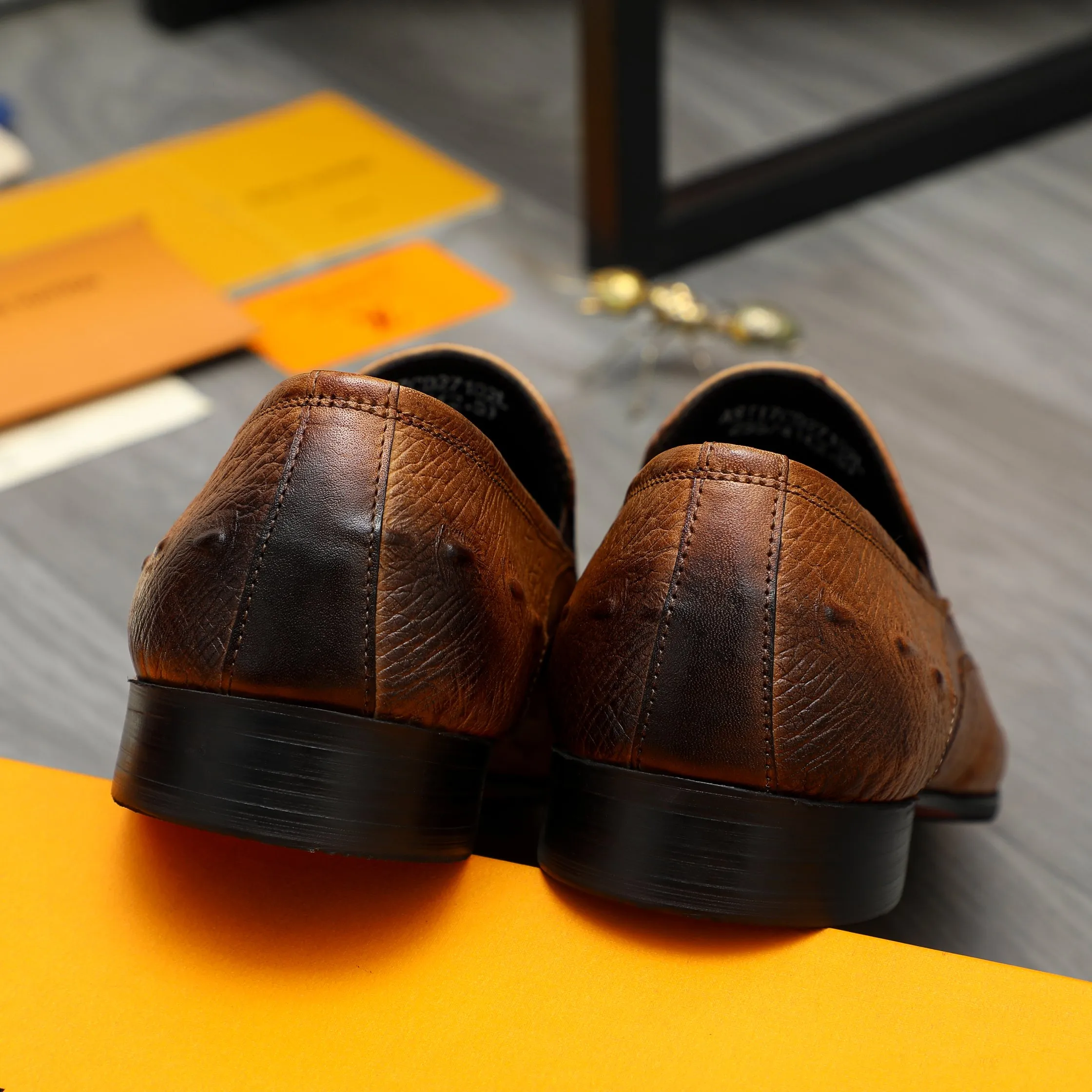 Men's shoes 💰500 Product trademark: LV "Louis Vuitton" business casual slip-on leather shoes Regular size: 37-46 Product material: Selected high-quality embossed cowhide upper, pigskin lining, rubber outsole
